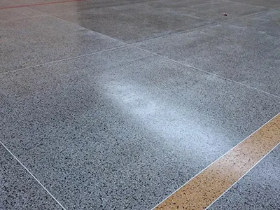 Piso de alta resistência em granitina com faixa amarela de sinalização
