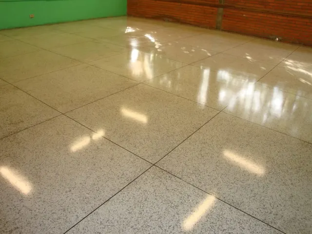 Piso granitina polido e brilhante em sala de escola